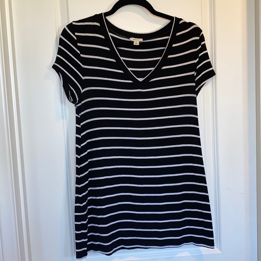 Zenana Medium V Neck Black & White T-Shirt Gently Loved Super Soft